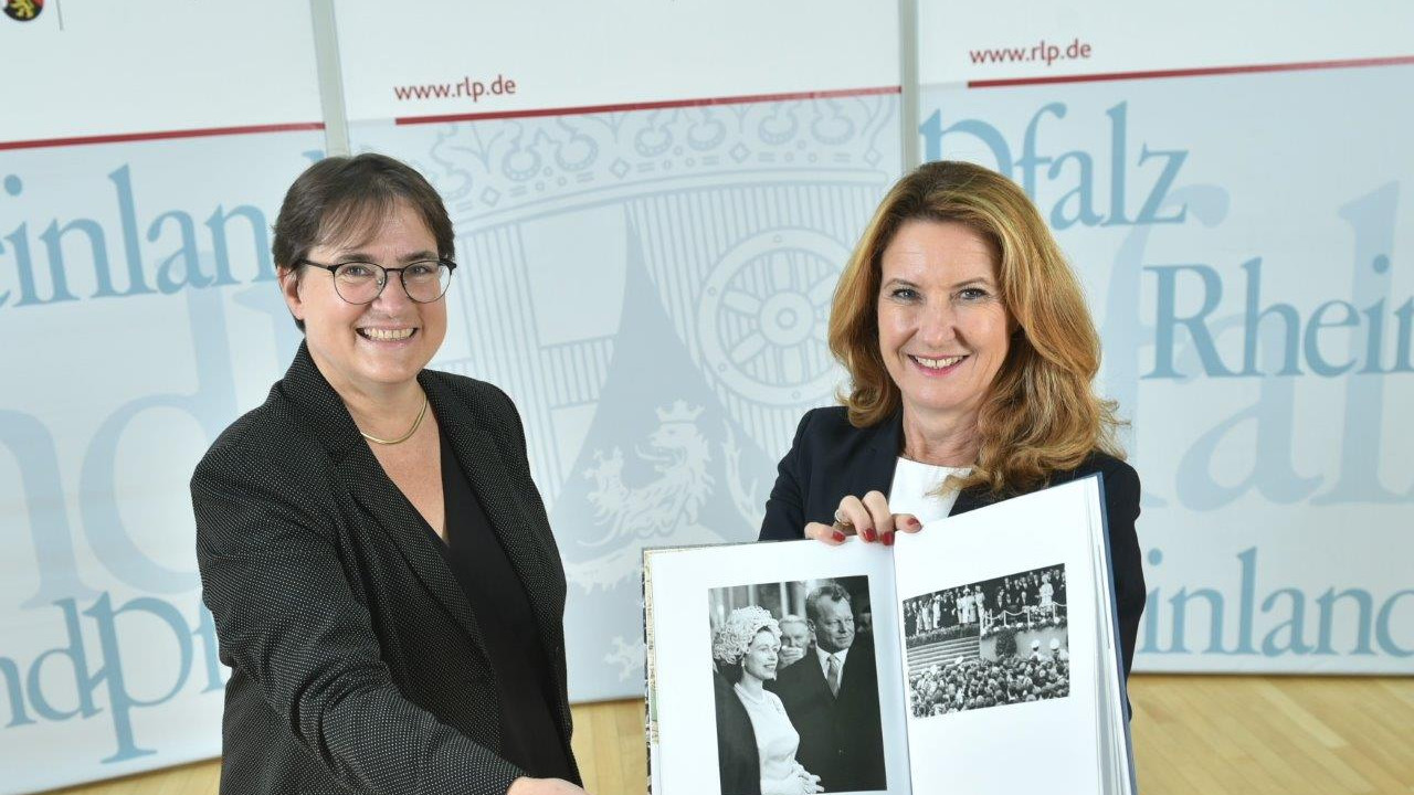 Staatssekretärin Heike Raab und Generaldirektorin Dr. Heike Otto präsentieren einen Bildband über das Schaffen des jüdischen Fotografen Max Jacoby 
