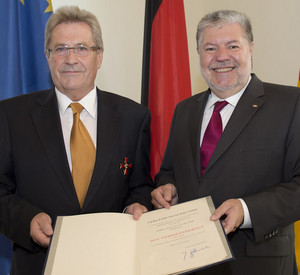 Ministerpräsident Beck hat Hans Otto Streuber das Bundesverdienstkreuz überreicht; Bild: Peter Pulkowski / © Staatskanzlei