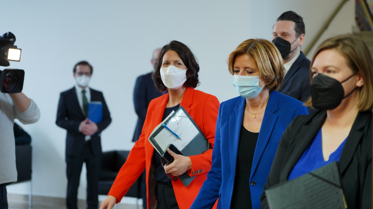 Ministerpräsidentin Malu Dreyer, Familienministerin Katharina Binz und Wirtschaftsministerin Daniela Schmitt