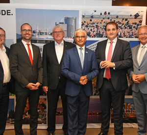 Clemens hoch gemeinsam mit der Abstimmungsrunde zum Bonn-Vertrag