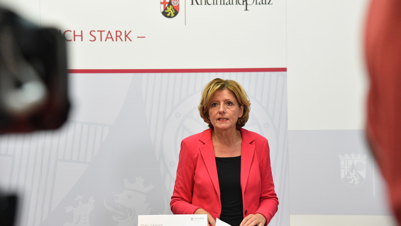 Ministerpräsidentin Malu Dreyer spricht auf der Pressekonferenz