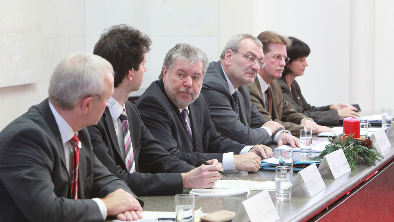Ministerpräsident Beck bei der Pressekonferenz zum "Pakt für Rheinland-Pfalz"; Bild: Staatskanzlei/Sämmer