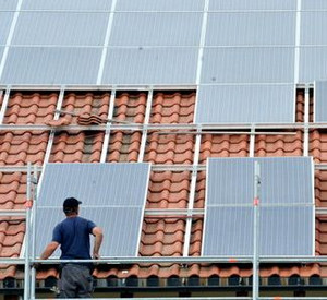Solarzellen auf einem Hausdach; Bild: dpa