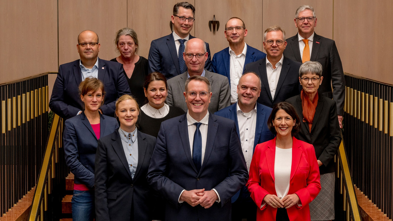 Gruppenbild des Transformationsrates auf der Treppe zum Festsaal der Staatskanzlei Rheinland-Pfalz