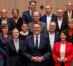 Gruppenbild des Transformationsrates auf der Treppe zum Festsaal der Staatskanzlei Rheinland-Pfalz