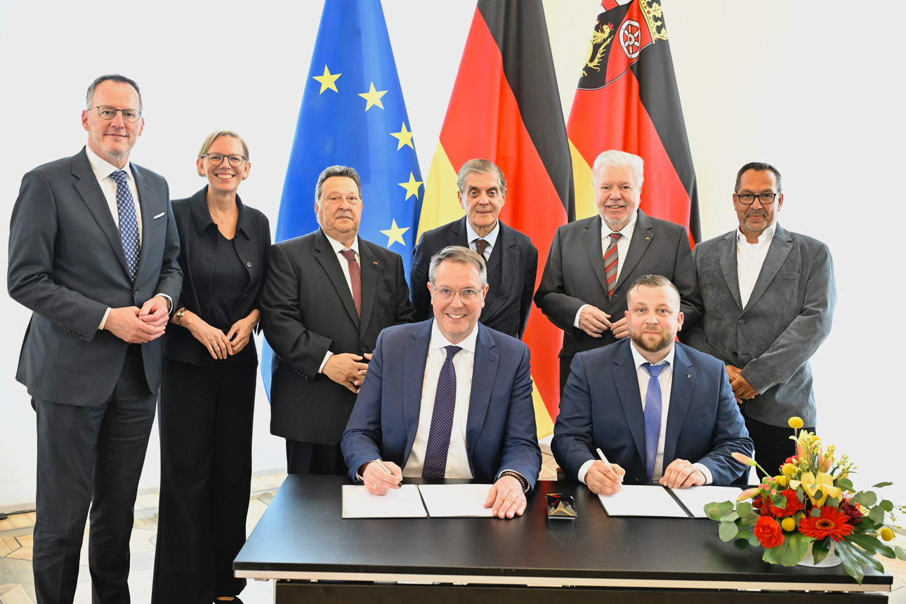 Ministerpräsident Alexander Schweitzer und der Vorsitzende des Landesverbandes Deutscher Sinti und Roma, Christian Kling, unterzeichnen den Staatsvertrag.