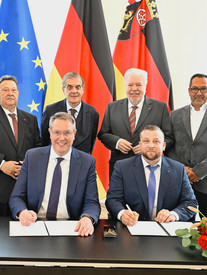 Meilenstein der Zusammenarbeit: Land unterzeichnet Vertrag mit Landesverband Deutscher Sinti und Roma