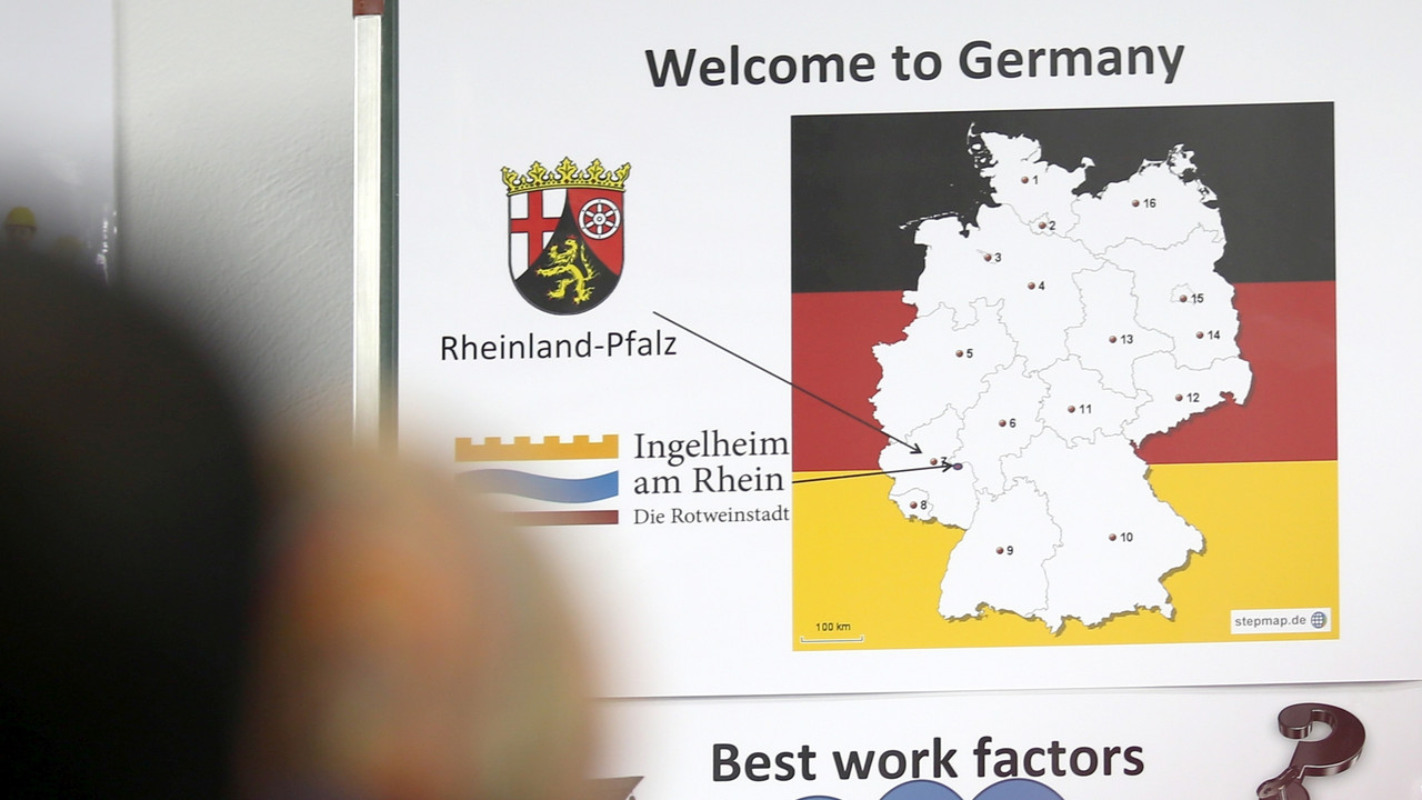 Tafel im Unterrichtsraum mit Rheinland-Pfalz-Karte