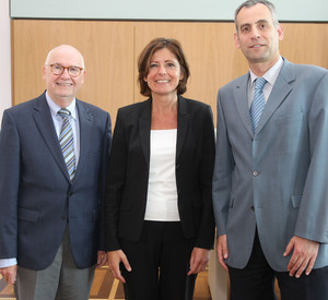 Ministerpräsidentin Malu Dreyer mit dem Vorsitzenden des rheinland-pfälzischen Landesverband der Deutschen Multiple Sklerose Gesellschaft (DMSG) Klaus Mattes (l.) und dem Geschäftsführer Dieter Korfmann (r.); Bild: Sämmer / © Staatskanzlei RLP