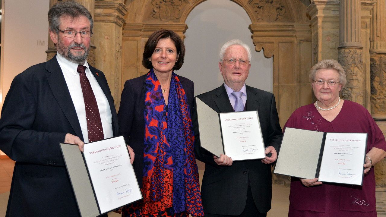 Ministerpräsidentin Malu Dreyer zeichnete Günther Merzkirch (l.), Klaus Schiller und Ursula Mettlach mit der Ehrennadel des Landes Rheinland-Pfalz aus.