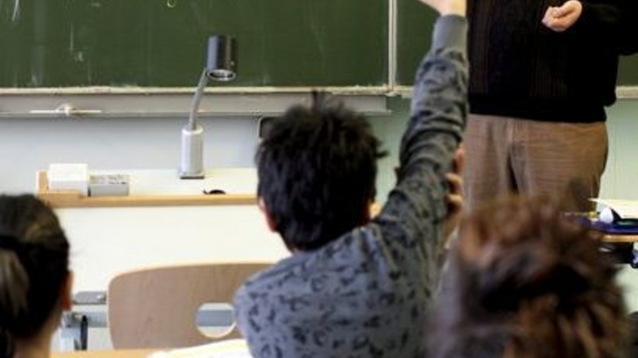 Lehrer im Klassenraum; Bild: RLP Archiv