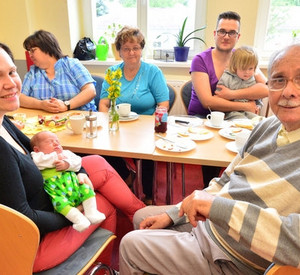 Mehrgernerationenprojekte ermöglichen ein gutes Leben im Alter; Bild: dpa