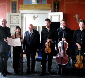 Vier Stipendiaten der Villa Musica bewiesen bei der Preisverleihung ihr solistisches Können:  Bratschist Adrien Boisseau, Cellist Daniel Wachsmuth, Geiger Marc Bouchkov und Pianistin Sefuri Numi (v.r.) mit  Stiftungsgründer Dr. Berthold Roland und Staat