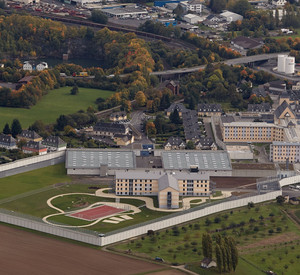 Luftbild mit Blick auf den Neubau der Sicherungsverwahrung in der Justizvollzugsanstalt in Diez; Bild: dpa