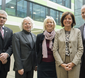 LBB-Geschäftsführer Holger Basten, Univ.-Prof. Dr. Stefan Aufenanger, Wissenschaftsministerin Doris Ahnen, Ministerpräsidentin Malu Dreyer und JGU-Präsident Univ.-Prof. Dr. Georg Krausch vor dem neuen Georg Forster-Gebäude; Bild: Pulkowski