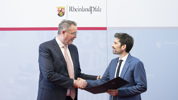 Auf dem Bild geben sich Ministerpräsident Alexander Schweitzer und der ernannte Bildungsminister Sven Teuber.