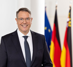 Porträtfoto Ministerpräsident Alexander Schweitzer