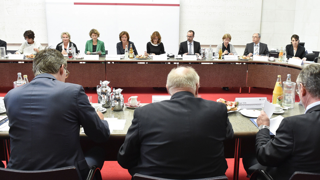 Treffen am ovalen Tisch