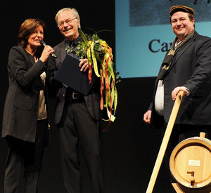 Ministerpräsidentin Malu Dreyer verleiht die Medaille an Dieter Kühn. Verbunden mit dem Preis ist ein Fass Wein. Bild: Schäfer