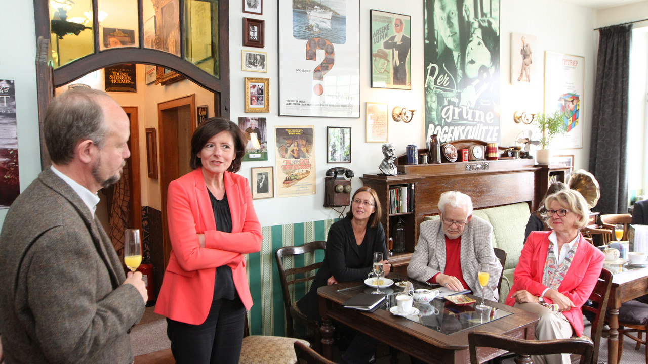 Ministerpräsidentin Malu Dreyer mit den Autoren Jacques Berndorf und Ralf Kramp im Café Sherlock; Bild: Breitbach / © Staatskanzlei