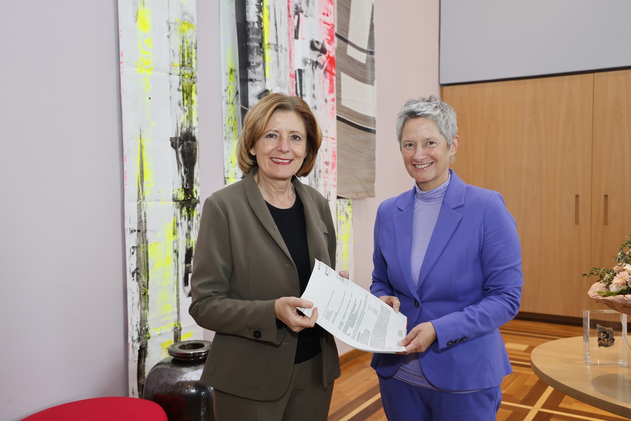 Antrittsbesuch Beate Kimmel Zu sehen ist die neue Oberbürgermeisterin der Stadt Kaiserslautern, Beate Kimmel, im Büro der Ministerpräsidentin Malu Dreyer. Die Ministerpräsidentin übergibt der Oberbürgermeisterin die Förderbescheide.