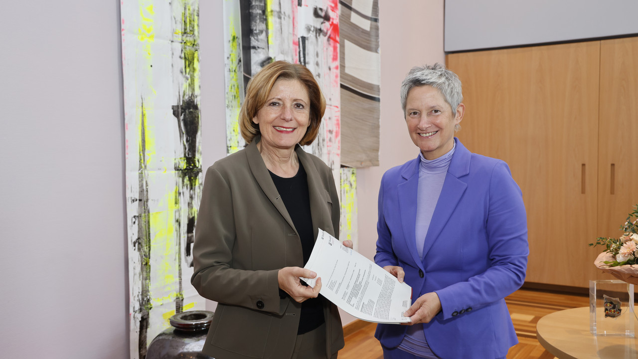Zu sehen ist die neue Oberbürgermeisterin der Stadt Kaiserslautern, Beate Kimmel, im Büro der Ministerpräsidentin Malu Dreyer. Die Ministerpräsidentin übergibt der Oberbürgermeisterin die Förderbescheide.