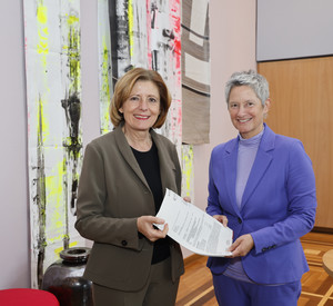 Zu sehen ist die neue Oberbürgermeisterin der Stadt Kaiserslautern, Beate Kimmel, im Büro der Ministerpräsidentin Malu Dreyer. Die Ministerpräsidentin übergibt der Oberbürgermeisterin die Förderbescheide.