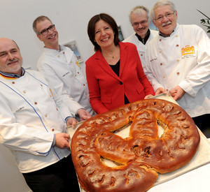 Ministerpräsidentin Dreyer erhält den Neujahrsbrezel