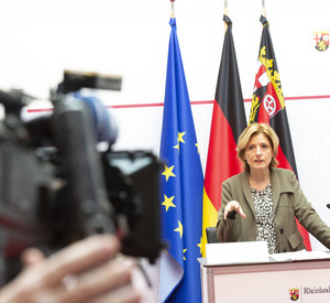Ministerpräsidentin Malu Dreyer auf der Pressekonferenz nach dem Treffen der Regierungschefs und Regierungschefinnen mit Bundeskanzler Olaf Scholz