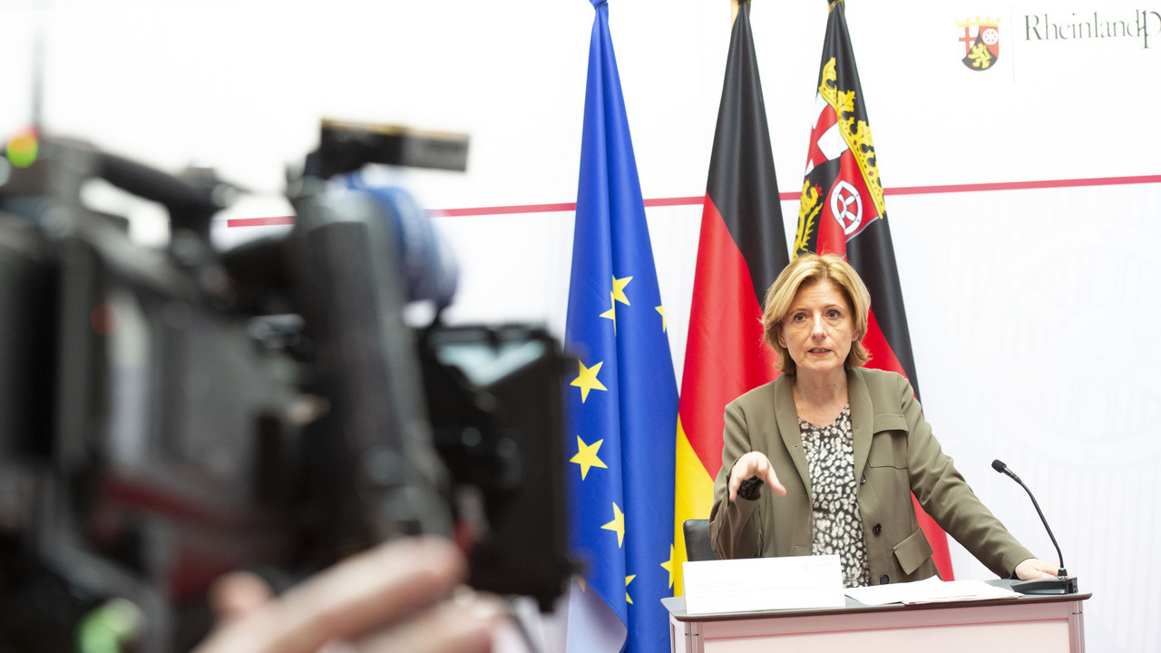 Ministerpräsidentin Malu Dreyer auf der Pressekonferenz nach dem Treffen der Regierungschefs und Regierungschefinnen mit Bundeskanzler Olaf Scholz