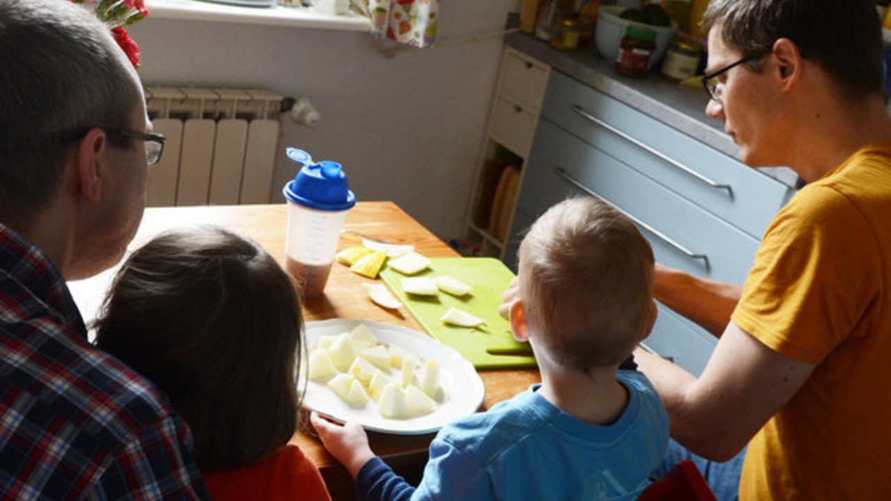 Zwei gleichgeschlechtliche Partner mit Kindern; Bild: dpa