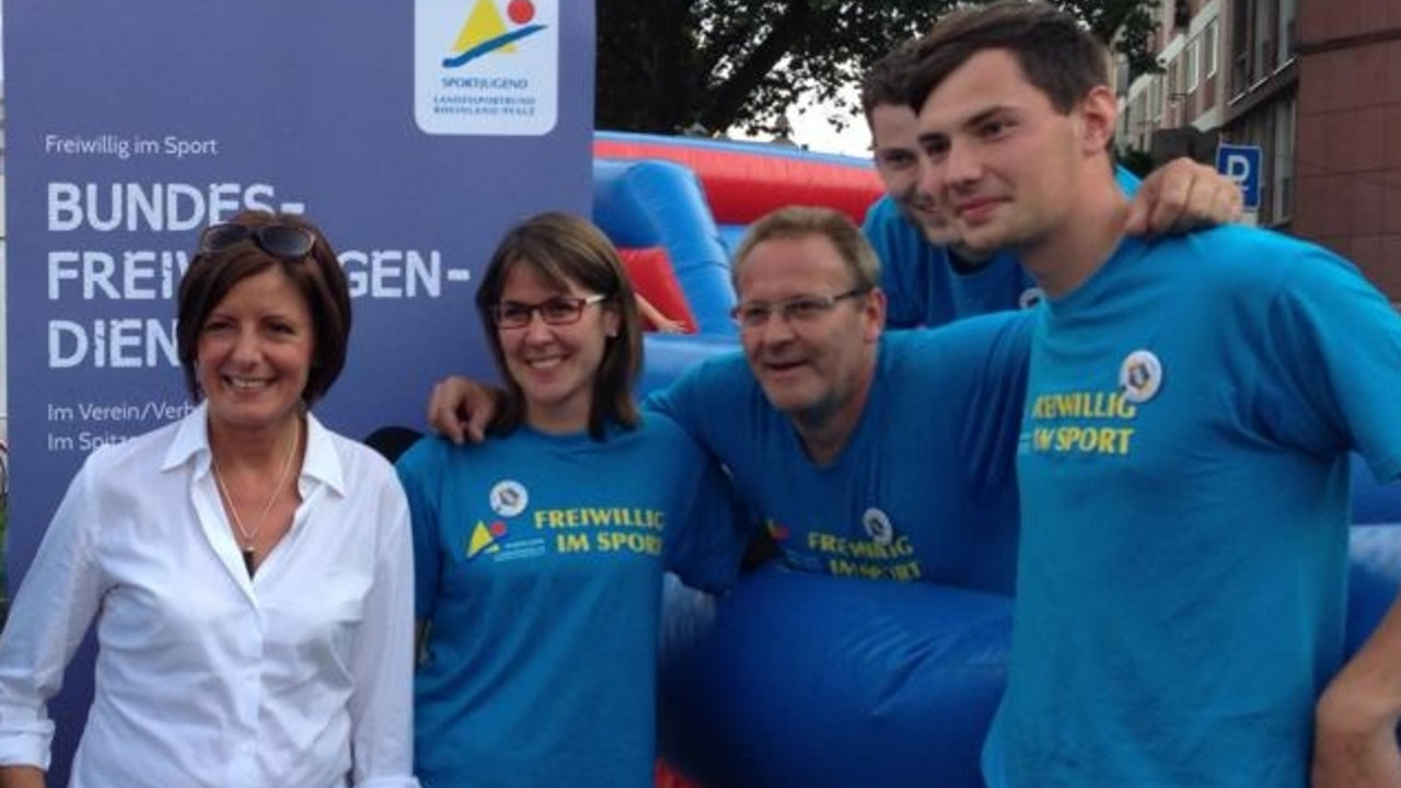 Ministerpräsidentin Dreyer an einem FSJ-Infostand; Bild: Staatskanzlei rlp