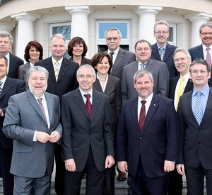 Kabinett und Vertreter der IHK; Bild: Stk