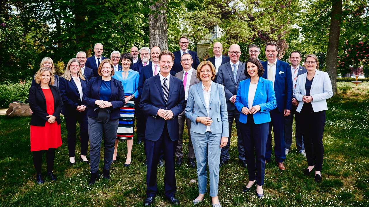 Das rheinland-pfälzische Kabinett mit dem Vorstand der Landesvereinigung Unternehmerverbände Rheinland-Pfalz e.V. (LVU)