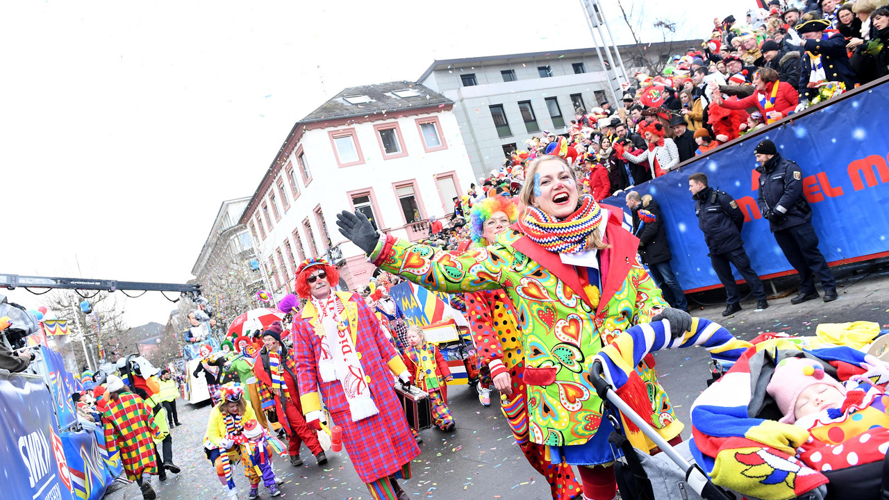 Rosenmontagsumzug in Mainz vor dem Theater