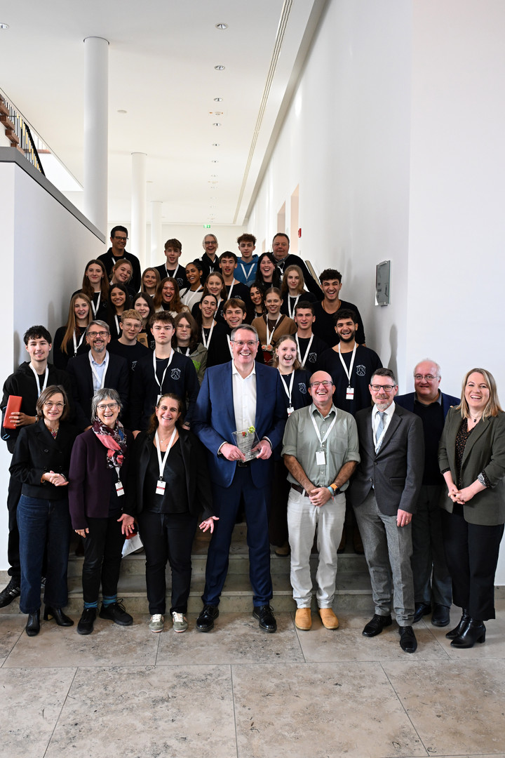 Ministerpräsident Schweitzer mit der Deutsch-Israelischen Schülergruppe.