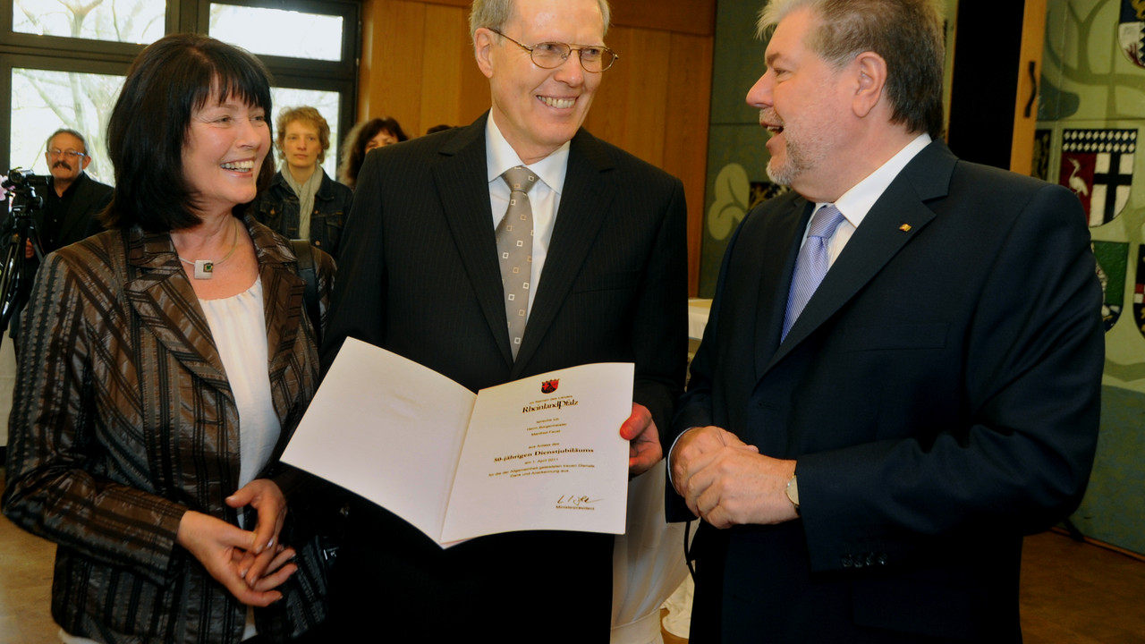 Beck gratuliert Faust; Bild: Becker, VG Simmern