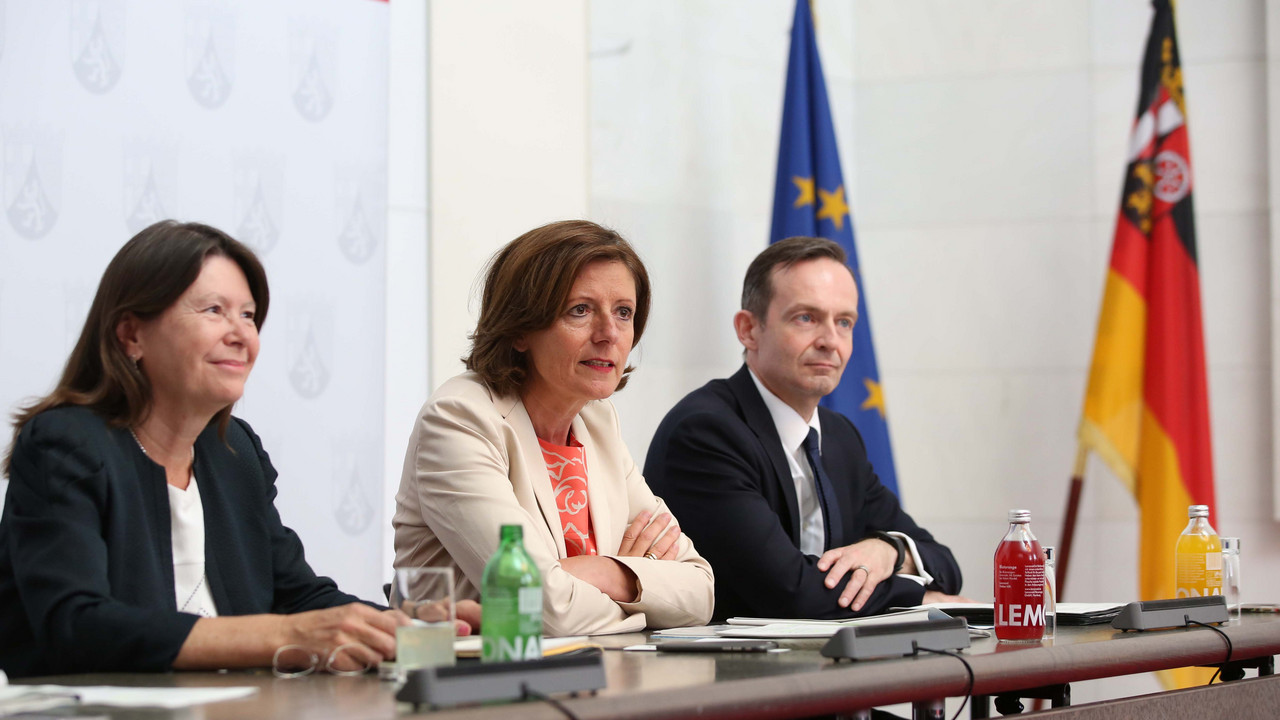 Ministerpräsidentin Malu Dreyer, Umweltministerin Ulrike Höfken und Wirtschaftsminister Volker Wissing stellen nach einem Jahr ihre Regierungsbilanz vor