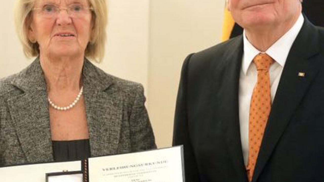 Bundespräsident Joachim Gauck mit Roswitha Schulte ; Bild: dpa