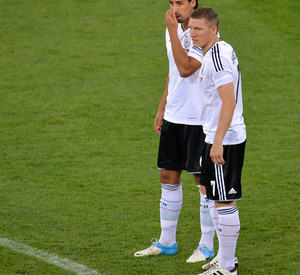 Die deutschen Nationalspieler Sami Khedira  und Bastian Schweinsteiger; Bild: dpa-Archiv