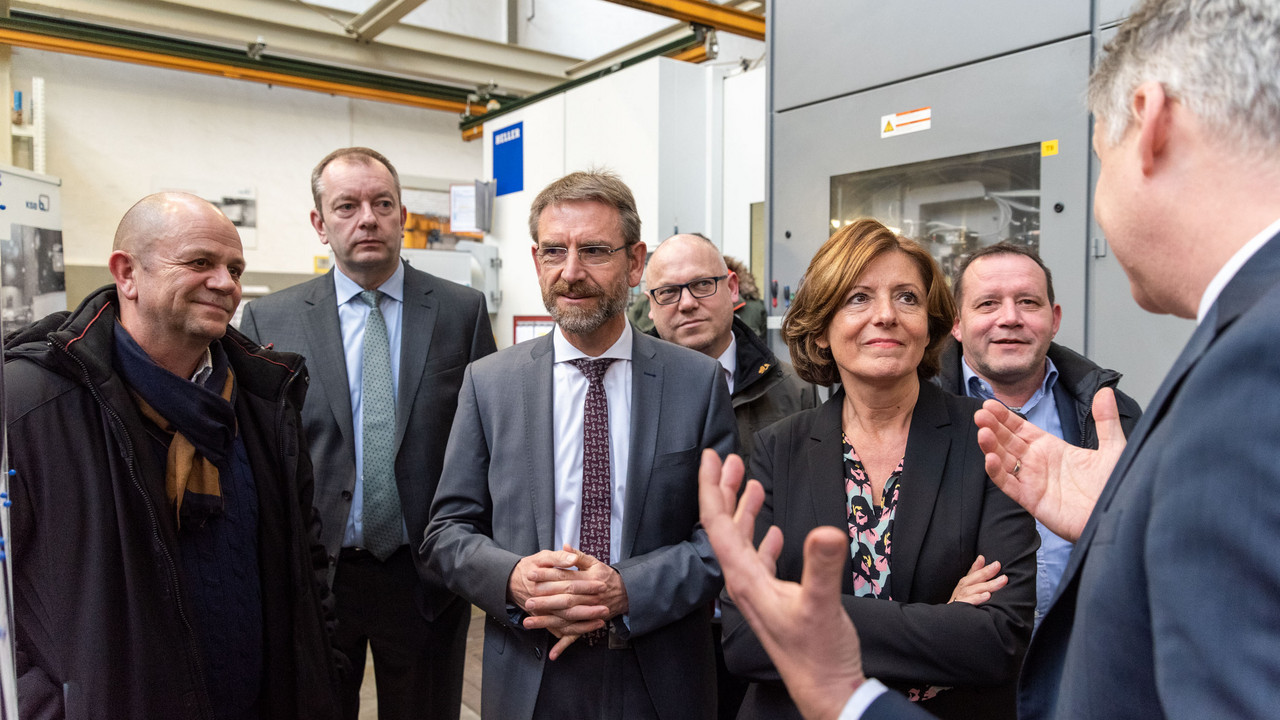 Ministerpräsidentin Malu Dreyer beim Rundgang durch das Werk