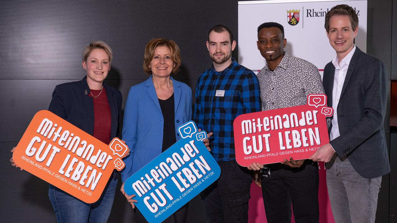#MiteinanderGutLeben: Jennifer Otto (Junge Gruppe GdP), Ministerpräsidentin Malu Dreyer, Sven Kreuzer (ver.di), Japhet Dufitumuzika (Mainzer Stadtwerke) und Moderator Markus Appelmann (v.l.n.r.)