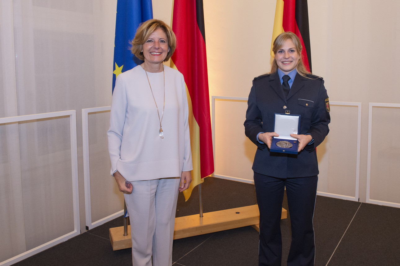 Ministerpräsidentin Malu Dreyer und Lisa Marie Schweizer (AV 03 Speyer, Zehnte bei den Olympischen Spielen 2021 im Gewichtheben)