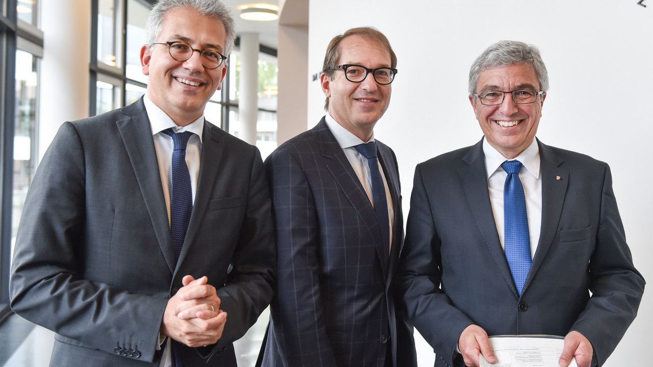 Der hessische Verkehrsminister Tarek Al-Wazir mit Bundesverkehrsminister Alexander Dobrindt und dem rheinland-pfälzischen Infrastrukturminister Roger Lewentz (von links)