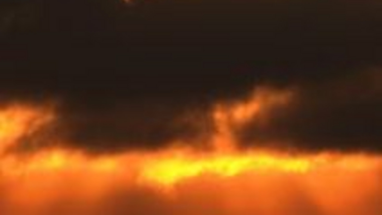 Zwei Menschen vor einem dramatischen Himmel; Bild: dpa