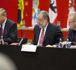 Hermann Eicher (Justiziar SWR), Kurt Beck, Martin Stadelmaier; Bild: Voss