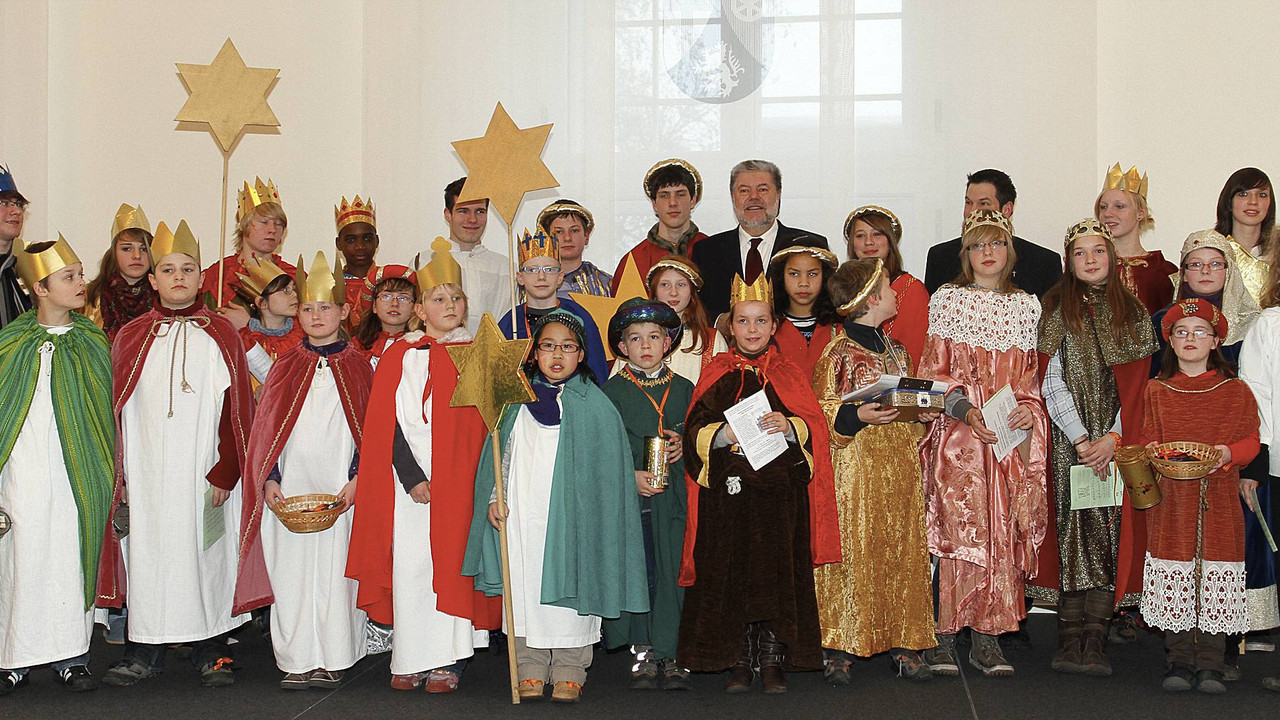 Ministerpräsident Kurt Beck und die Sternsinger; Bild: Sämmer