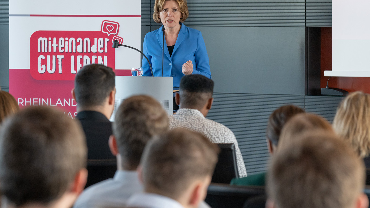 Ministerpräsidentin Malu Dreyer beim 17. Jugend- und Auszubildendenvertretungsforum