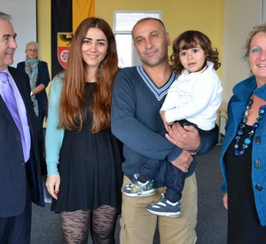 Landrat Claus Schick und Integrationsministerin Irene Alt haben eine der ersten syrischen Flüchtlingsfamilien begrüßt, die über das sogenannte 5.000er-Kontingent nach Rheinland-Pfalz gekommen sind. Bild: MIFKJF