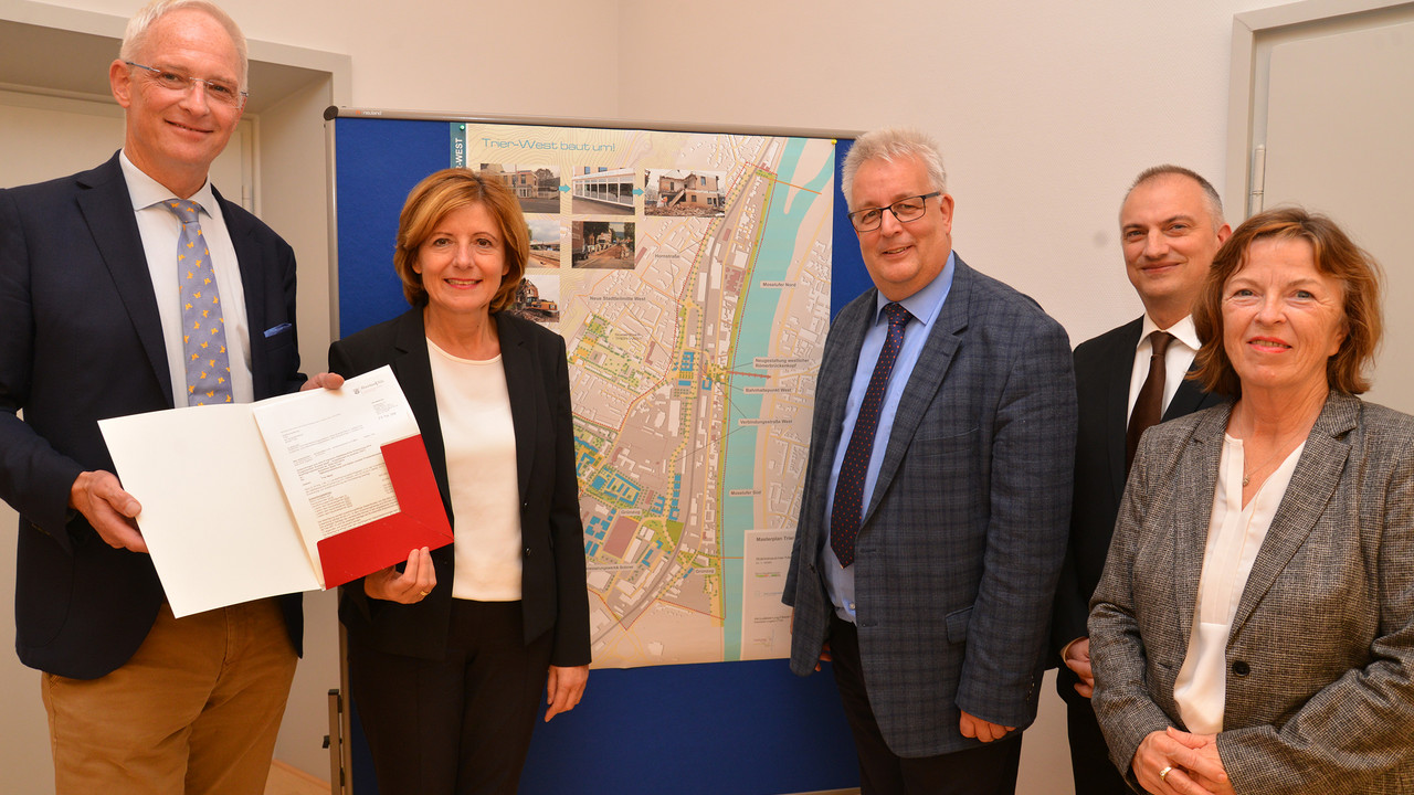 Oberbürgermeister Wolfram Leibe, Ministerpräsidentin Malu Dreyer, Andreas Ludwig (Beigeordneter und Baudezernent Stadt Trier), Marc Borkam (Ortsvorsteher Trier-West/Pallien), Elvira Garbes (Bürgermeisterin und Sozialdezernentin Stadt Trier).